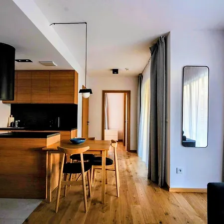 Lipowy Dwor 4*